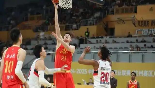 广州队的新一轮比赛中展现出了强大的防守技巧的简单介绍