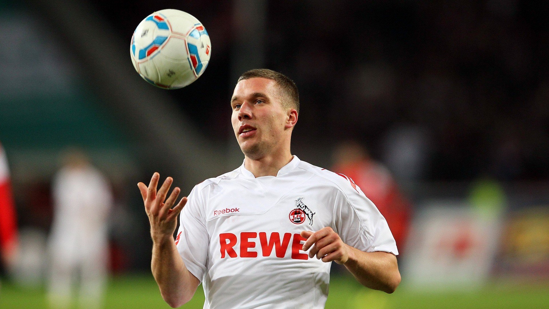 南非生死战取胜瑞典,莱万舞台越大越强,当压力成为巨星的燃料